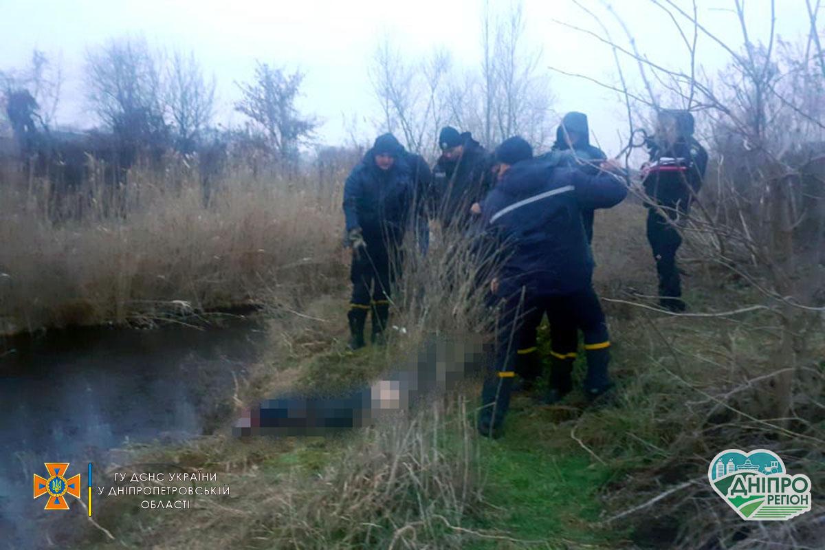 На Дніпропетровщині рятувальники вилучили з водойми тіло загиблого чоловіка