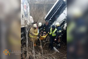 Дві вантажівки з’їхали в кювет: під Дніпром чоловіка дістали з груди металу (Фото)