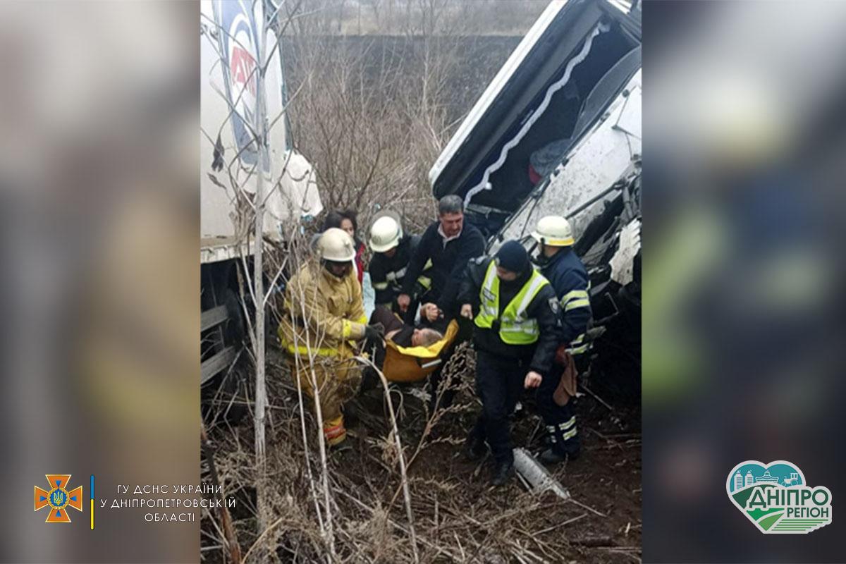 Дві вантажівки з’їхали в кювет: під Дніпром чоловіка дістали з груди металу (Фото)