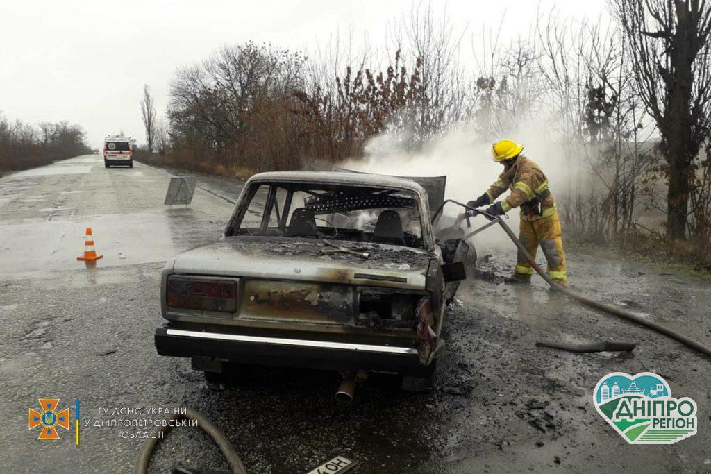 Під Дніпром на трасі загорілись 2 автомобілі: сталася серйозна ДТП (Фото, Відео)
