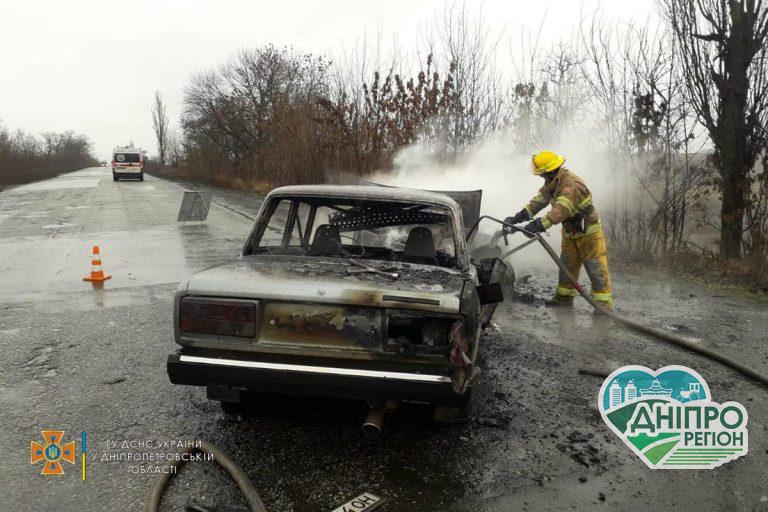 Під Дніпром на трасі загорілись 2 автомобілі: сталася серйозна ДТП (Фото, Відео)