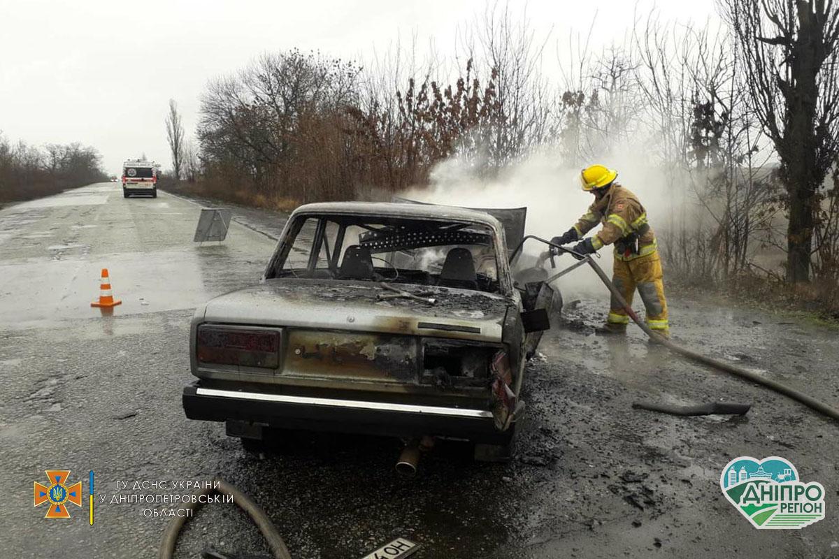 Під Дніпром на трасі загорілись 2 автомобілі: сталася серйозна ДТП (Фото, Відео)
