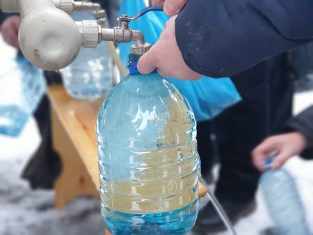 Свячена вода: сила, цілющі властивості та як зберігати