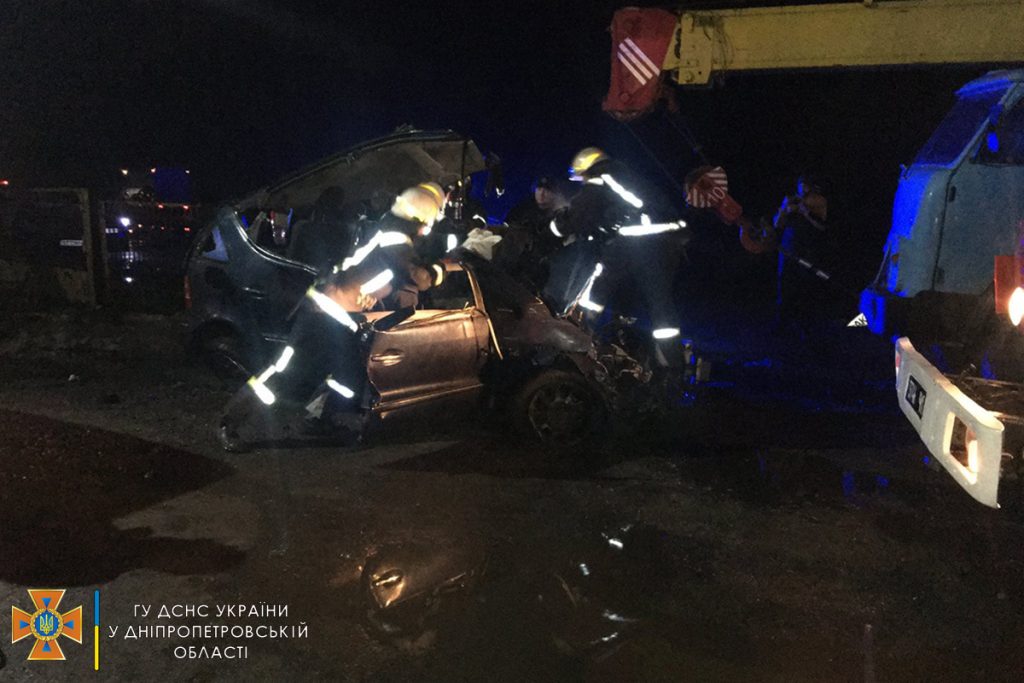 На трасі під Дніпром сталася смертельна ДТП: машина розчавлена повністю