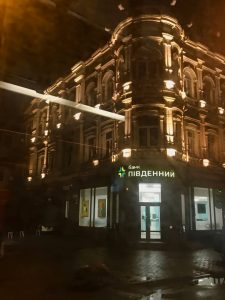У Дніпрі вночі будинки губляться в темряві вулиць (Фото)