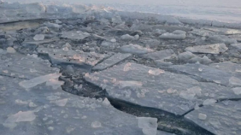 Одного знайшли, іншого не можуть знайти: у Дніпрі двоє підлітків провалились під лід
