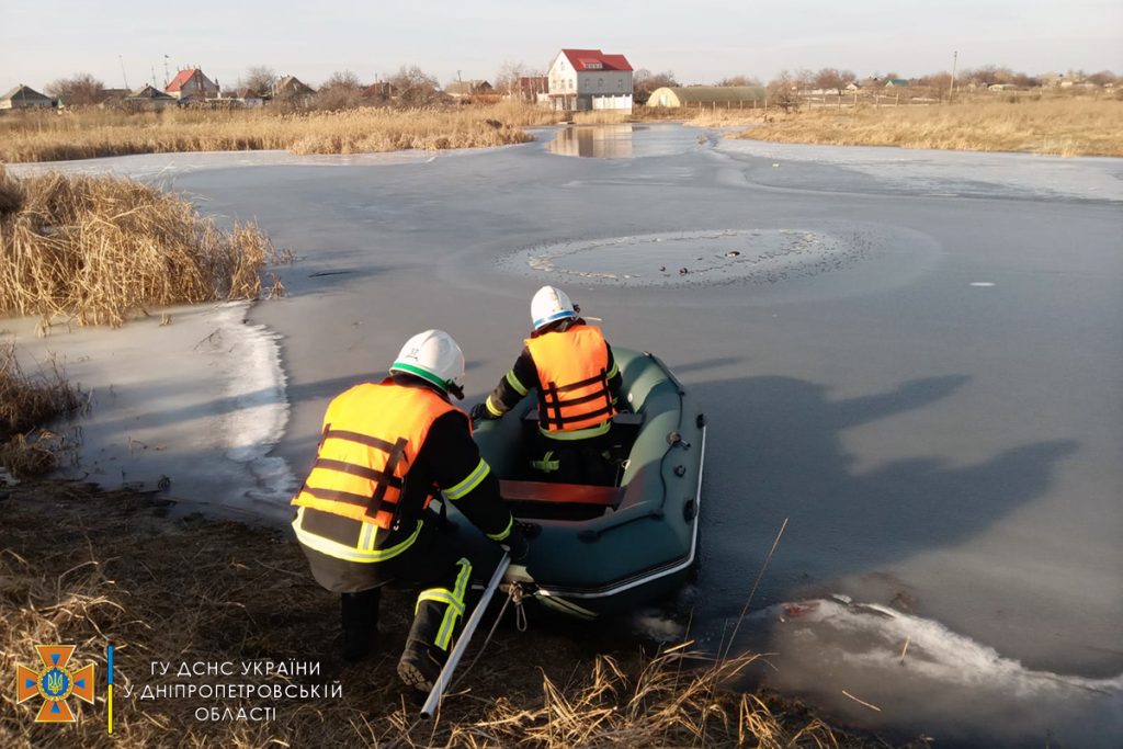 На Дніпропетровщині надзвичайники вилучили з водойми тіло чоловіка (Фото)