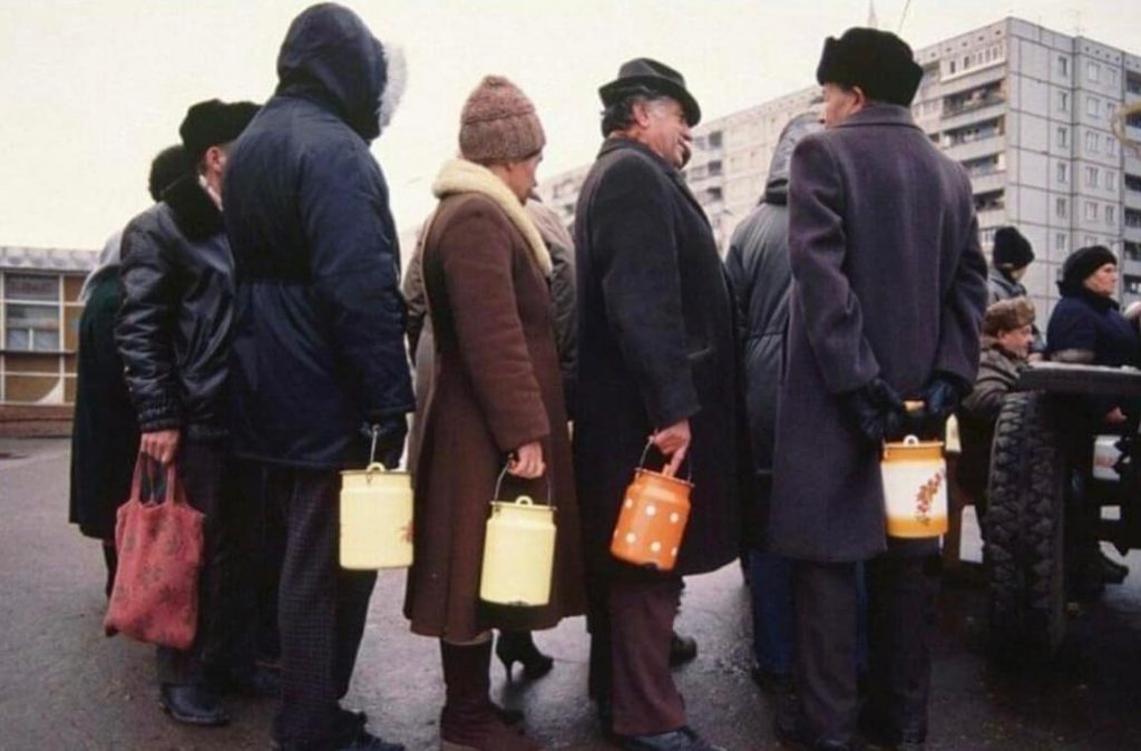 Назад у 80-ті роки: як у Дніпрі стояли в чергах та що купували в магазинах (Фото)
