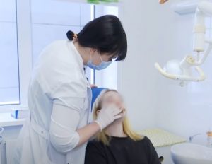 У Дніпрі дівчина вколола собі олію в губи: що зараз із нею