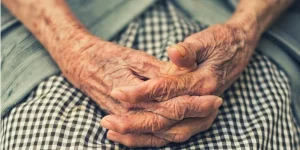 На Дніпропетровщині чоловік бив літню матір табуреткою по голові через невдалі стосунки з жінками