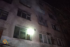 Врятували 4 особи та вивели на повітря 15 людей: на Дніпропетровщині горів гуртожиток