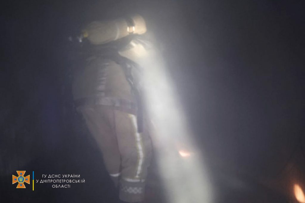 Врятували 4 особи та вивели на повітря 15 людей: на Дніпропетровщині горів гуртожиток