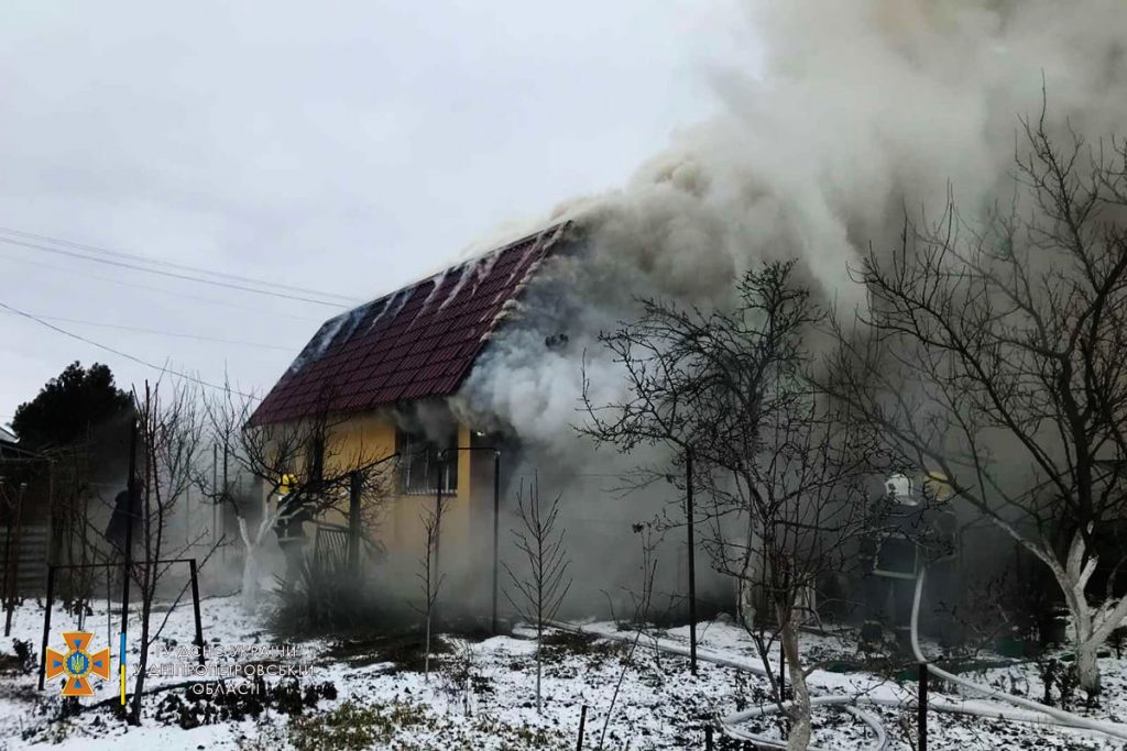 Чорний дим на весь район: на Дніпропетровщині палав будинок у садовому товаристві (Фото)