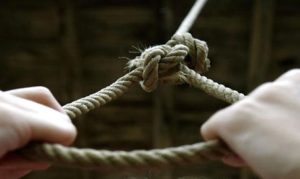 Боровся з онкологією: на Дніпропетровщині на даху повісився пенсіонер