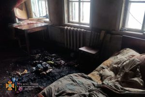 На Дніпропетровщині із палаючого будинку вивели чоловіка