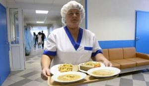 У Дніпрі лікарні відмовляються від харчоблоків та переходять на аутсорсингове харчування
