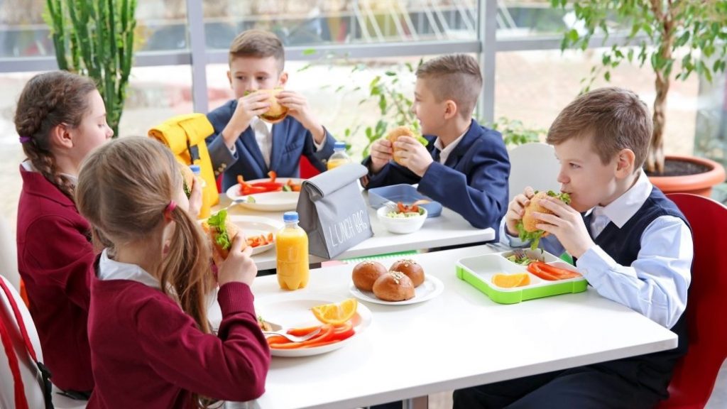 Батьків уже попередили: у Дніпрі харчування в школах подорожчало