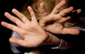 У Дніпрі жінка гвалтувала малих дітей та знімала на камеру