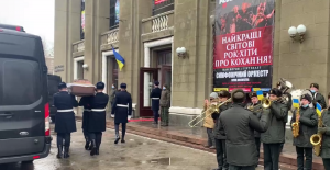 Сотні людей з квітами і вінками: у Дніпрі проводять в останню путь загиблих на Південмаші (Відео)