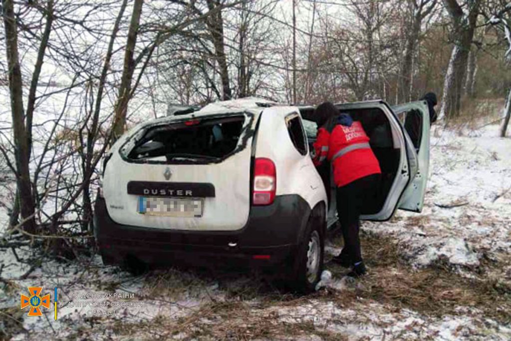 На трасі Бориспіль-Дніпро-Запоріжжя сталася серйозна аварія: чоловіка рятують медики
