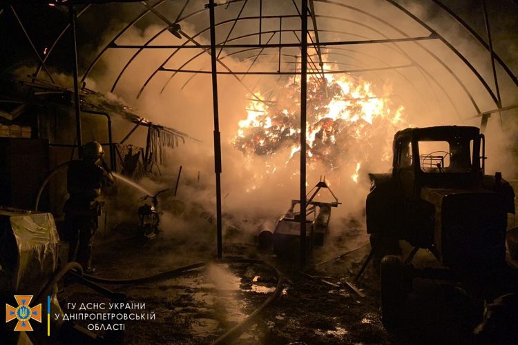 У Нікополі пожежа знищила сінник: 10 т сіна, трактор Т-40 та 3 мопеди (ФОТО)