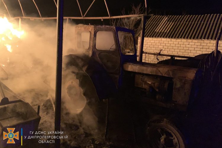 У Нікополі пожежа знищила сінник: 10 т сіна, трактор Т-40 та 3 мопеди (ФОТО)