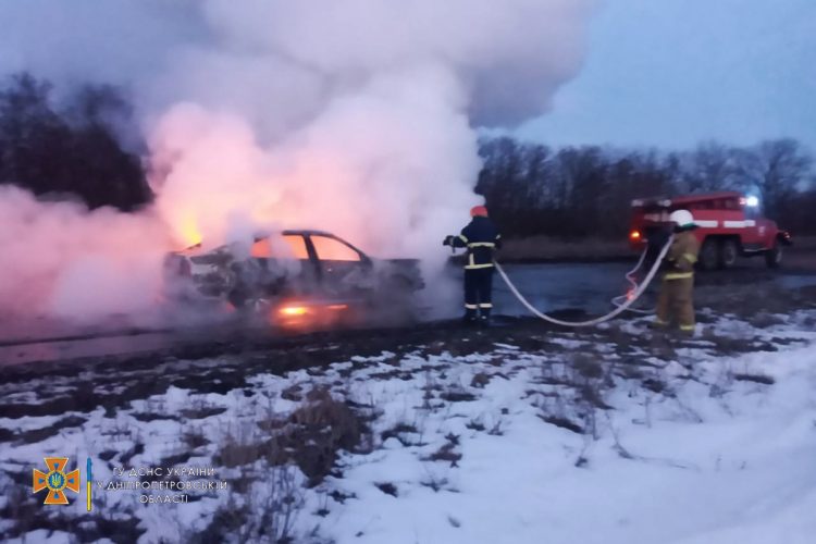 На Дніпропетровщині під час руху загорівся автомобіль (Фото)
