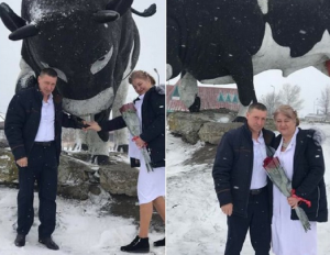 У Таромському біля пам`ятника Бику фотографуються молодята