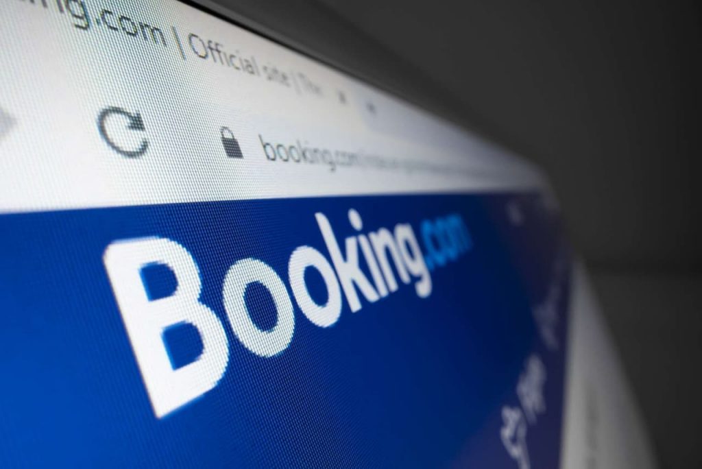 Booking.com може подорожчати для українців на 20% через податок на Google