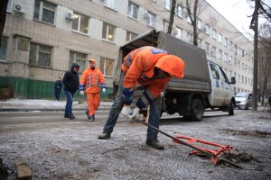 У Дніпрі демонтують самовільно встановлені бар’єри для паркування