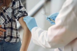 Нові правила щеплення дітей 12+ від COVID-19: що змінилося