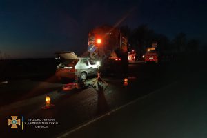 Тіло жінки дістали з пошкодженої автівки: під Дніпром сталася серйозна ДТП