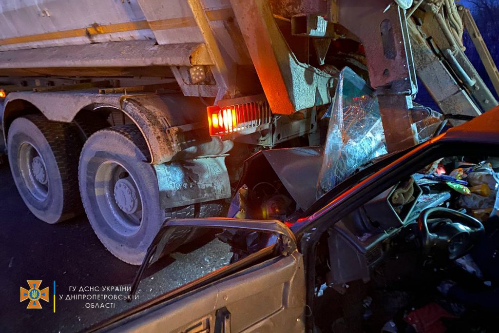 Тіло жінки дістали з пошкодженої автівки, ще трьох рятують в лікарні: під Дніпром сталася ДТП