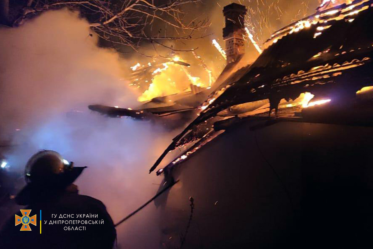 Чорний дим на весь район: на Дніпропетровщині вщент згоріла будівля (Фото, Відео)