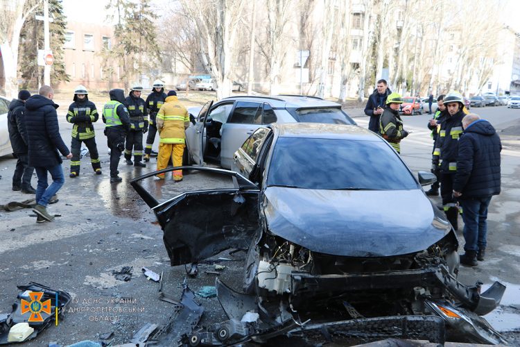 У центрі Дніпра сталася жахлива ДТП: жінку деблокували з авто (ФОТО)