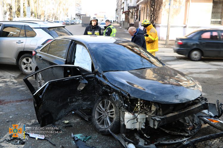 У центрі Дніпра сталася жахлива ДТП: жінку деблокували з авто (ФОТО)