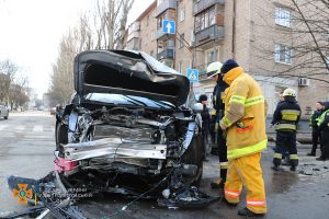 У Дніпрі в центрі міста сталася ДТП: жінку деблокували з авто (ФОТО)