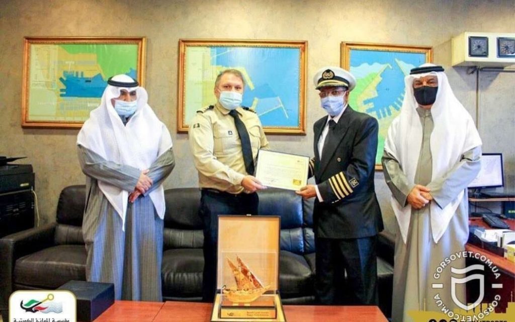 Капітана судна з Дніпра нагородили в Кувейті за порятунок рибалок (фото)