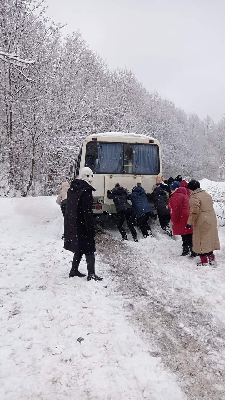 На Закарпатті жінки виштовхали автобус, який застряг у снігу (Фото, Відео)