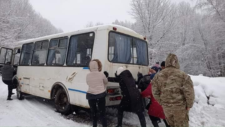 На Закарпатті жінки виштовхали автобус, який застряг у снігу (Фото, Відео)