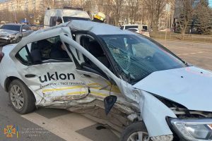 Серйозна ДТП: під Дніпром чоловіка вирізали з груди метала (Фото)