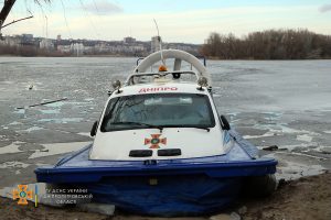 У Дніпрі копи рятували рибалку й самі провалились під лід (Фото, Відео)