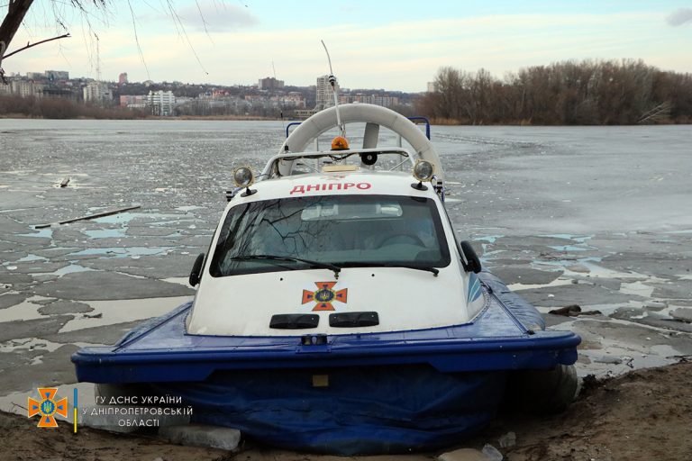 У Дніпрі копи рятували рибалку й самі провалились під воду (Фото, Відео)