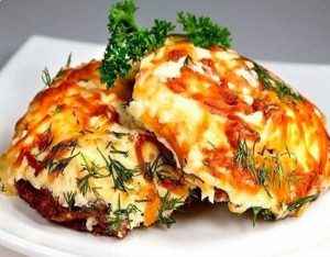 М’ясо по-французьки на сковороді з ананасом. Простий рецепт
