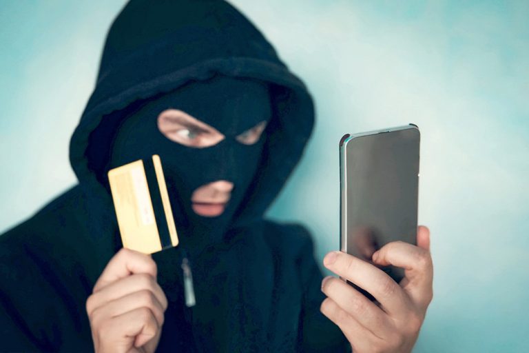 У Дніпрі на Уральській погрожували ножем та вимагали віддати телефон