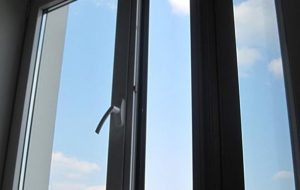 Почався сезон відкритих вікон. Дніпрянам нагадали, як убезпечити дітей