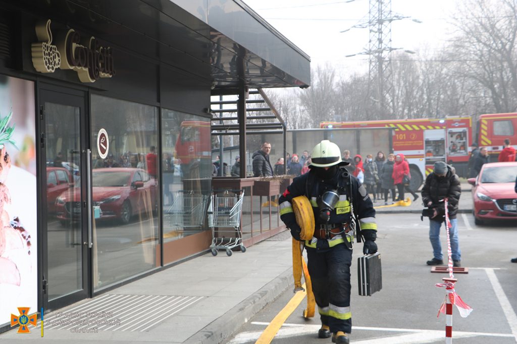 У Дніпрі сталася пожежа в ТРЦ Славутич: з`явились фото, відео з місця подій