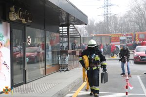 У Дніпрі сталася пожежа в ТРЦ Славутич: з`явились фото з місця подій