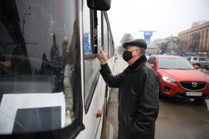 У Дніпрі в громадському транспорті влаштували карантинні перевірки