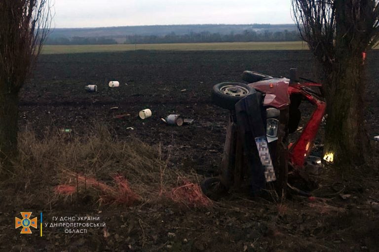 Сталася смертельна ДТП під Дніпром: загинула 1 особа, двох рятують медики (Фото)
